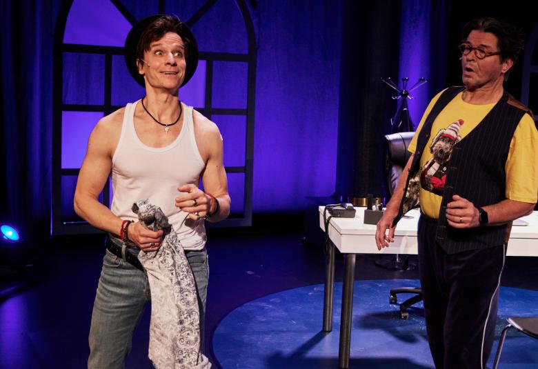 Kuvassa ovat seisomassa Timo Vuento ja Markku Köngäs tummassa huoneessa.