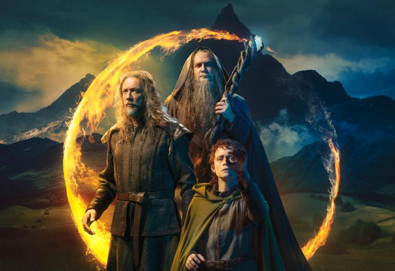 Kuvassa ovat Antti Reini, Ville Majamaa ja Lasse Viitamäki kultaisen ympyrän keskellä. Kuva on yökuva ja taustalla näkyy vuoristoa.