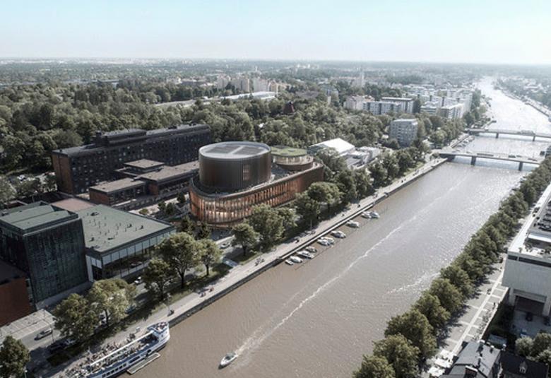 Kuvassa on ilmasta kuvattuna Aurajoen rantaa kesäkuvana.  Joen vasemmassa reunassa näkyy tumman ruskea Turun kaupunginteatteri.