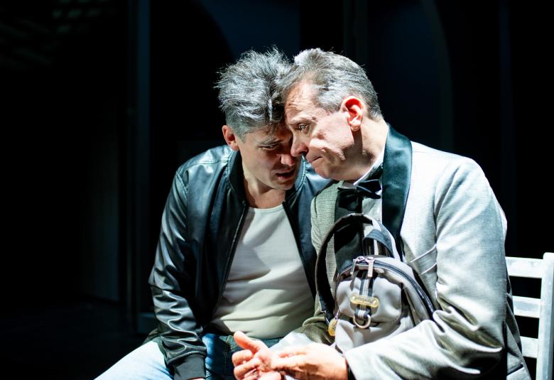 Kuvassa ovat Juha Kulmala ja Miro Honkanen päät vastakkain istumassa. Kuvan sävyt ovat tumman sinisen mustia ja harmaita.