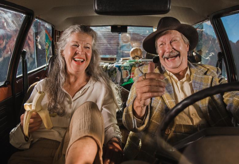 Kuvassa ovat Ingela Olsson ja Erkki Saarela autossa etupenkillä ja juttelevat iloisesti. 