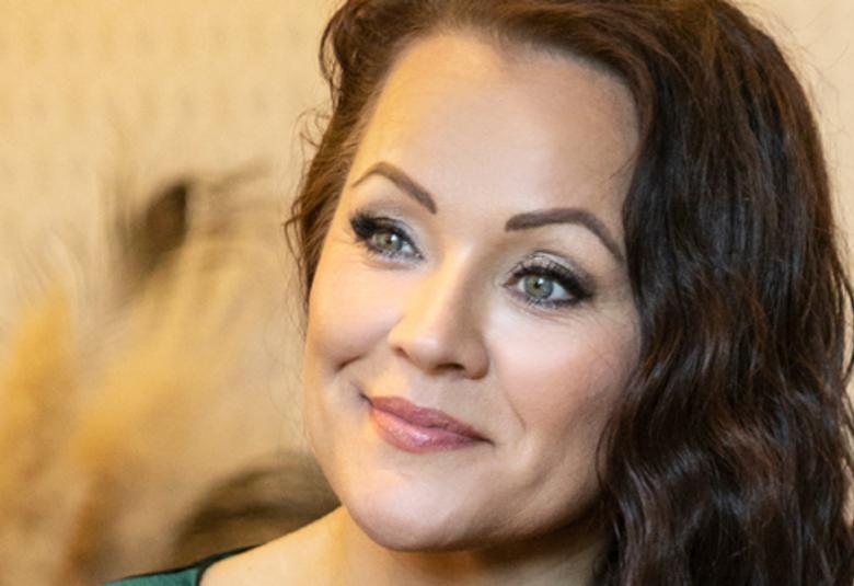 Kuvassa on Heidi Pakarinen kasvokuvassa. Hän katsoo vasemmalle. Tausta on kellertävä.