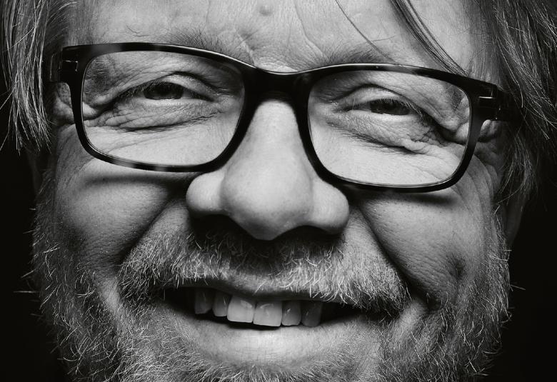 Kuvassa on Heikki Silvennoisen kasvot ja kuva on musta-valkoinen.