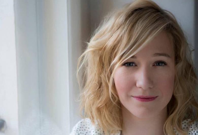 Kuvassa on Linda Liukas kasvokuvassa ja hänellä on vaaleat puolipitkät hiukset.