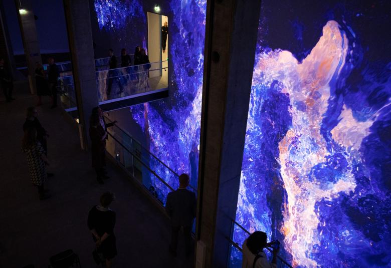 Kuvassa on Malvan visuaalista seinää, joka on sini-mustaa.  Kuva on otettu ylhäältä viistosti.