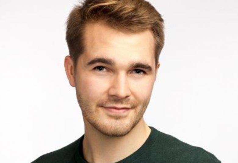 Kuvassa on Perttu Pölönen kasvokuvassa. Hänellä on lyhyet, taipuisat hiukset.