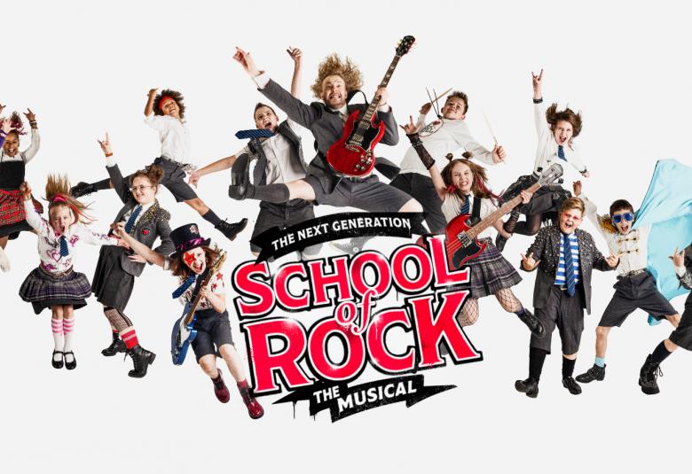 Kuvassa on keskellä alhaalla musikaalin logo isoilla punaisilla kirjaimilla School of Rock.  Ympärillä on musikaalin lapsia hyppimässä roolivaatteissa. Tytöillä on ruudulliset puolihameet ja pojilla alppityyliset vaatteet. Keskellä on Jaakko Vuolijoki kitaraa soittamassa. Tausta on valkoinen.