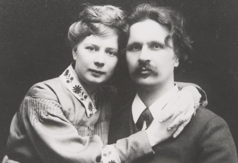 Kuvassa ovat Hanna Räihä ja Matti Kurikka kihlakuvassa istumassa. Räihä pitää Kurikkaa kaulasta kiinni. Kuva on musta-valkoinen.