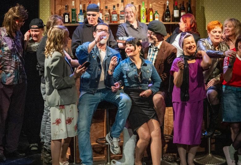 Kuvassa ovat kaikki näyttelijät ryhmäkuvassa baarissa.