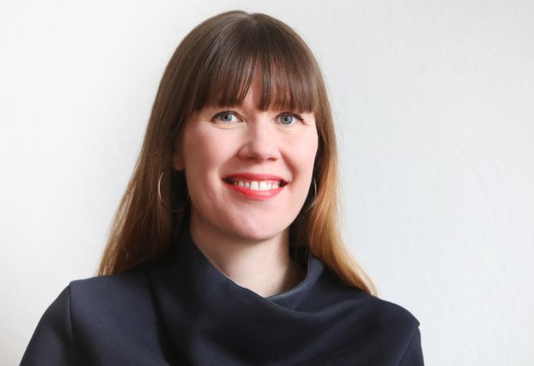 Kuvassa on Maria Silvennoisen puolivartalokuva.  Hänellä on tummat, pitkät hiukset ja musta, väljäkauluksellinen musta pusero.