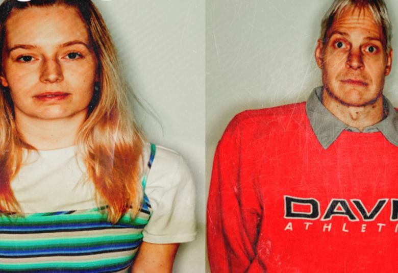 Kuvassa on erillisissä kuvissa vasemmalla nuori nainen valkoisessa t-paidassa ja vihreän valkoisessa liivissä.  Kuva on hieman litistynyt. OIkealla on on leveäharteinen nuori mies, jolla on punainen college-pata, jossa lukee David Athletics. Ne ovat osa teatterin julisteesta.