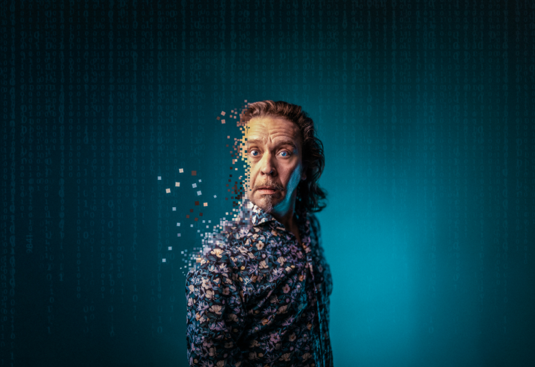 Kuvassa on Ilari Johansson kuvan keskellä ja puoliksi alareunassa. Tausta on tummansininen. Hänellä on sini-roosan kuviollinen paita ja olkapäästä tulee kuplia.  Sininen kaulahuivi on noussut vasemmalle poskelle.