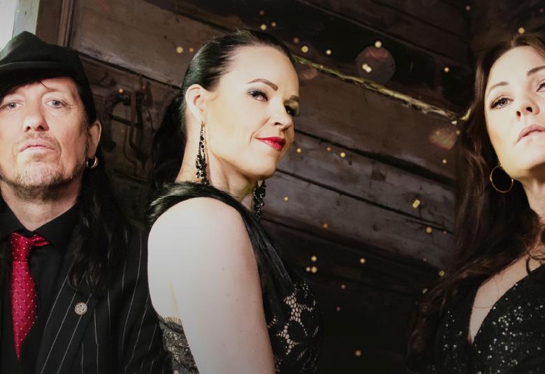 Kuvassa ovat Sami Yaffa, Erja Lyytinen ja Mira Luoti ja he ovat puolivartalokuvassa. Taustalla on ruskeaa seinää.  Kuva on osa levyn kannesta.