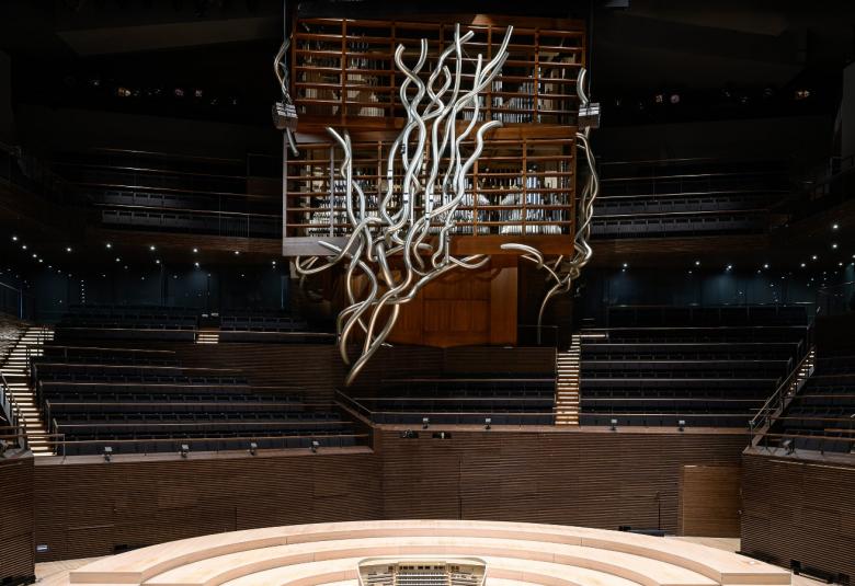 Kuvassa ovat musiikkitalon urut pillikuvioiheen keskellä  yläosassa musiikkitalon salia. Kuvassa ei ole yleisöä.