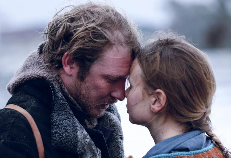 Kuvassa ovat Linus Troedsson ja Amanda Jansson päät vastakkain ulkona. Kuva on puolivartalokuva.