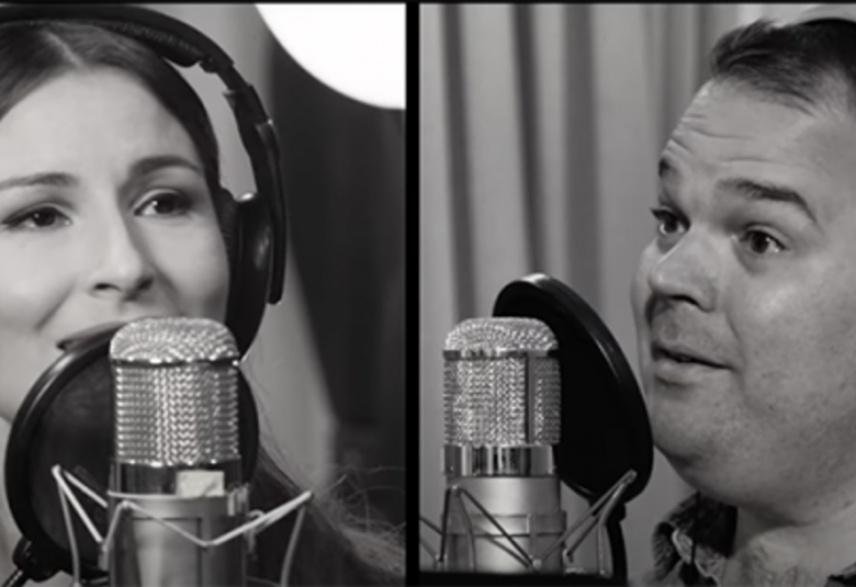 Kuvassa on kaksi erillistä kuvaa, joissa on vasemmalla Maria Lund kuulokkeet päässään mikrofoni edessään ja kuva on kasvokuva. Vasemmalla on kuvassa Mikael Konttinen sivuttain kuulokkeet päässään ja myös mikrofoni edessään.