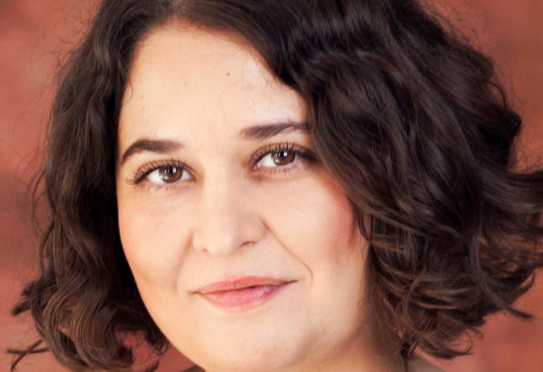 Kuvassa on Silvia Hosseinin kasvokuva. Hänellä on tummat hiukset.
