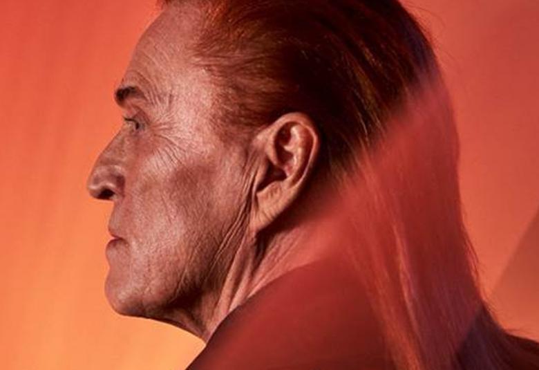 Kuvassa on Tommi Läntinen kasvokuvassa, jossa hän on takaa päin sivuttain.  Kuvassa on ruskehtava sävy ja siinä näkyy Läntisen punaruskeat hiukset.Kuva on osa levyn kannesta.