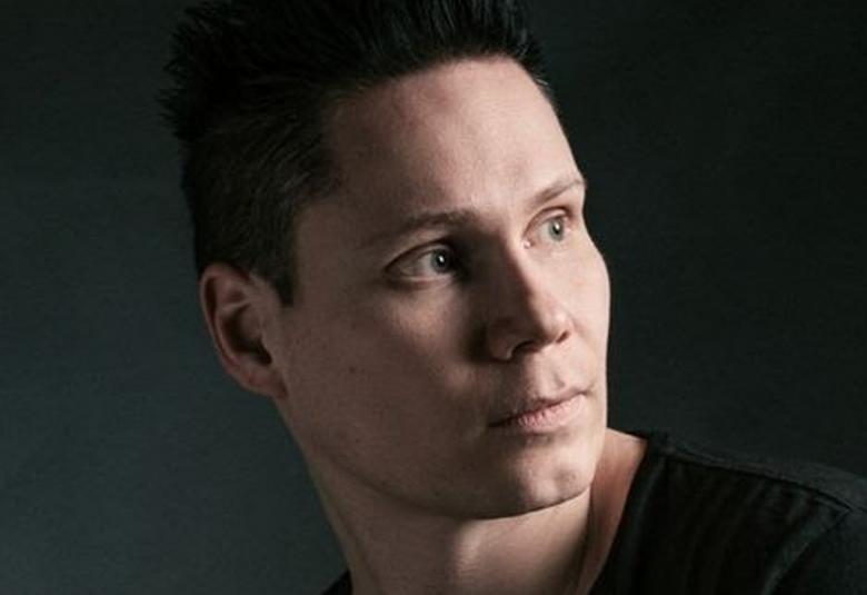 Kuvassa on Ville Sorsan kasvokuva, jossa hän katsoo oikealle.  Kuvan tausta on tumma ja kuvan summa on tummahko.