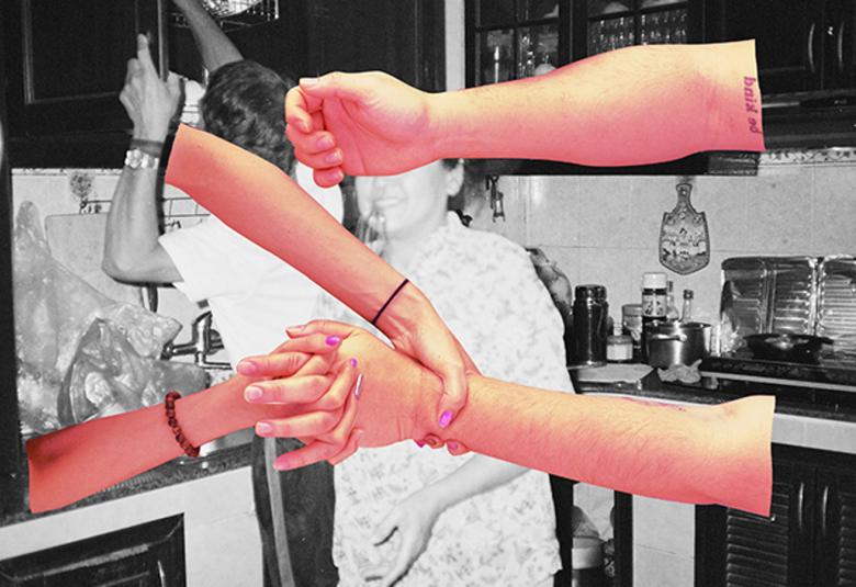 Kuvassa on taustalla musta-valkoinen ja siinä on yksi henkilö ottamassa jotakin yläkaapista ja hänen takanaan on toinen henkilö, jonka kasvoista näkyy osa.  Tila on kulman muodostava keittömäinen tila, jossa on pöydällä mm. purkkeja. Kuvan päällä on värikuvana neljä käsivartta ja alimpien käsien kämmenet ovat ristissä keskenään. Ylhäältä tulee toisen ranteesta kiinni pitävä käsi.  Ylimpänä on oikealta ojentuva käsivarsi.