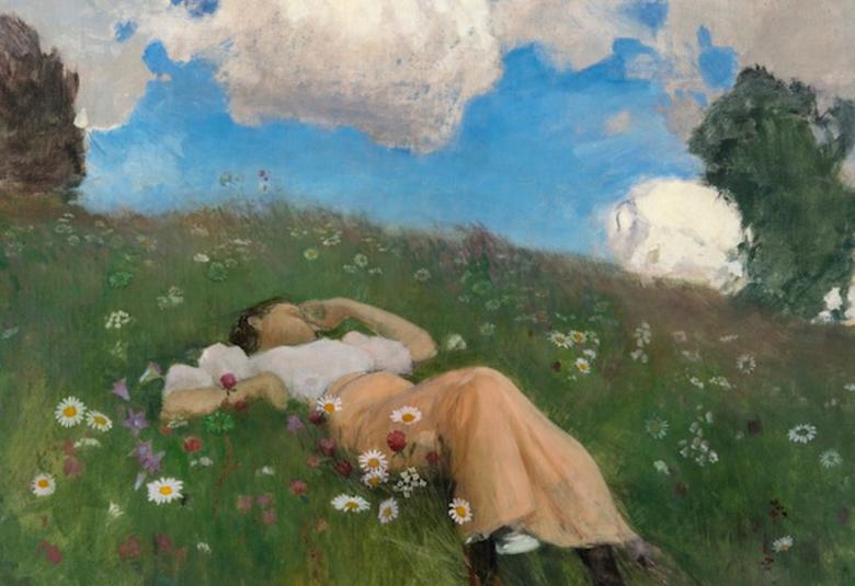 Kuvassa on Saimi makaamassa kesäisellä mäkirinteen kedolla, jossa on valkoisia kukkia ja rinteen yläpäässä on molemmin puolin katajat.  Taivaalla on poutapilviä ja sinistä taivasta.