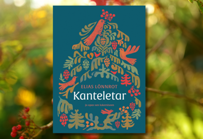 Kuvassa on syysvihreää lehtimetsää vasten Kanteletar-kirjan kansikuva.  Siinä on sinisellä pohjalla eri värisiä lehtiä ja lintuja maalattuna.  Keskellä alhaalla on valkoisin korukirjaimin Kanteletar ja päällä oranssilla Elias Lönnrot.
