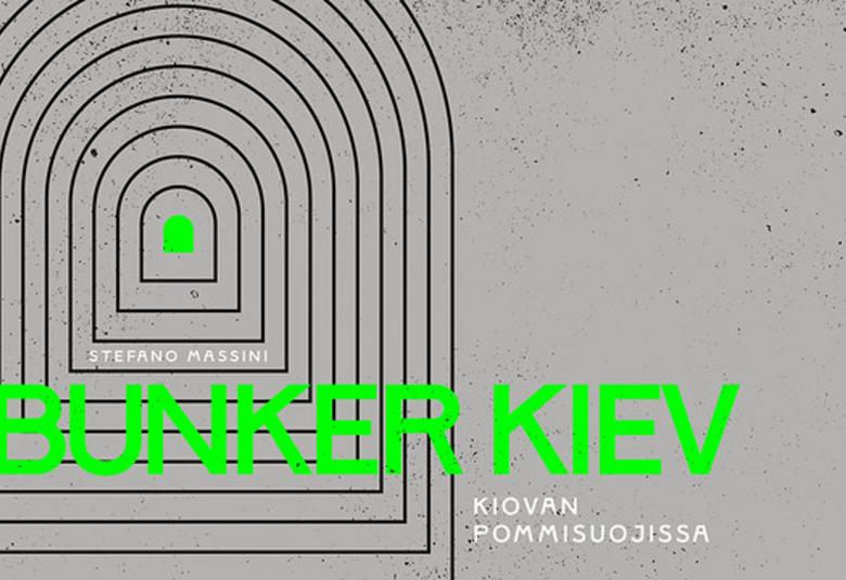 Kuvassa on on harmaalla pohjalla sisään meneviä bunkkerin kaaria isosta pienempään ja keskellä on vihreä pieni bunkkerin ovi.  Alhaalla lukee vihreällä isoilla kirjaimilla Bunker Kiev ja pienemmällä teksti Kiovan pommisuojassa. Oikealla pelkkää harmaata. 