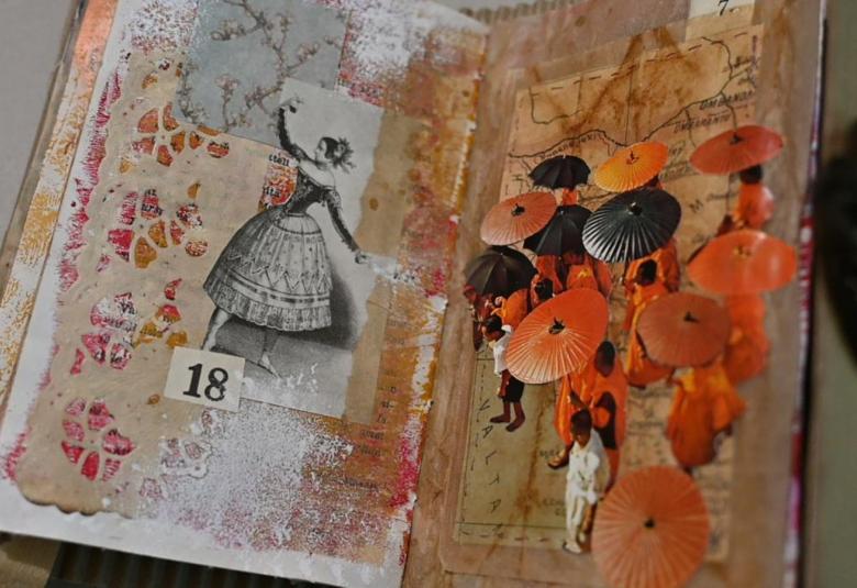 Kuvassa on kirjamainen teos, jossa on puun päällä vasemmalla rustiikkisella pinnalla nuori nainen pönkkähameessa tanssimassa harmaassa hameessa. Reunoissa on kellertävää ja naisen ympärillä on kukkia, valkoista pölyä ja ruskehtavaa pintaa. Oikealla sivulla ylhäältä päin geishoja oransseine ja mustine päivänvarjoineen.