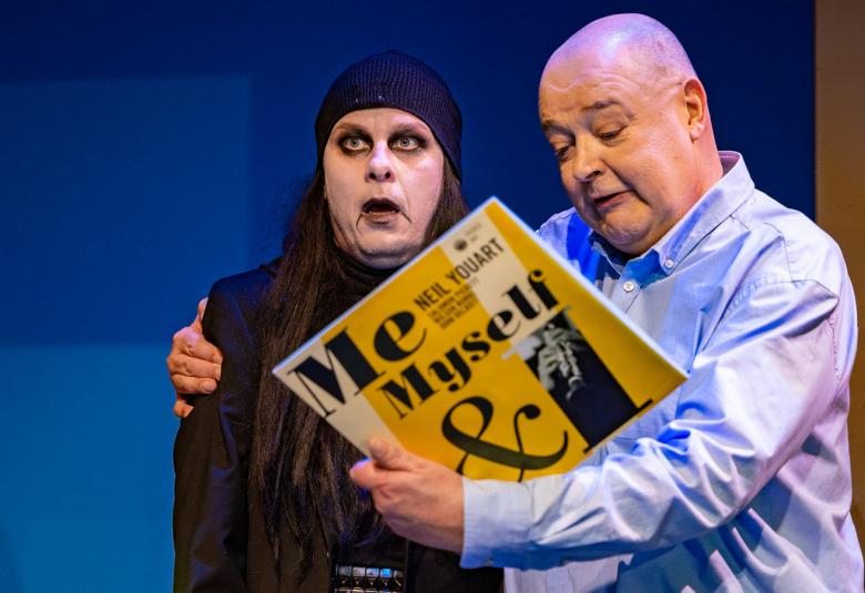 Kuvassa ovat vasemmalla mustassa puvussa ja pipossa nuori mies hämmästyneenä ja hänelle esittelee lp-levyä Me Myself vanhempi mies. Hänellä ei ole hiuksia.  Takana on sininen seinä.