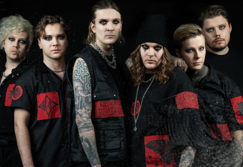 Kuvassa ovat Blind Channelin kuusi jäsentä tiiviisti seisomassa toistensa vieressä.  Heillä on mustat t-paidat, joissa on punainen kuvio hihassa ja jokaisella on tatuointeja käsivarsissaan.