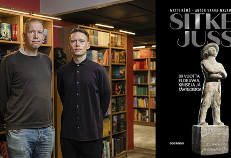 Kuvassa ovat Matti Rämö ja Anton Vanha-Majamaa seisomassa kirjahyllyjen edessä. Vasemmalla on kirjan kansi ja siinä on mustalla pohjalla on Jussi-patsas isoin kirjaimin Sitkeä Jussi. 