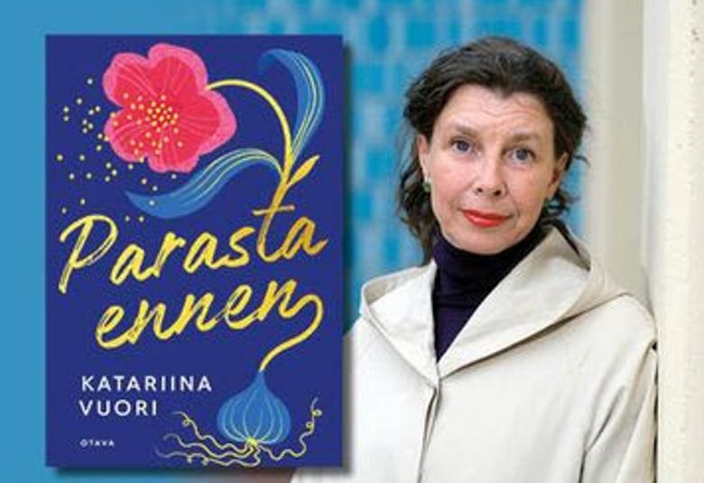 Kuvassa on vaalean sininen pohja ja vasemmalla on kirjan kansi, jossa on rumman sinisellä pohjalla keltaisilla käsialakirjaimilla kirjan nimi ja t-kirjaimesta lähtee punainen kukka. N-kirjaimesta lähtee alaspäin sininen sipuli. Alla on kirjailijan nimi Katariina Vuori. Oikealla seisoo Katariina Vuori puolivartalokuvassa vaaleas hupparissa ja nojaa vaaleaan seinään.