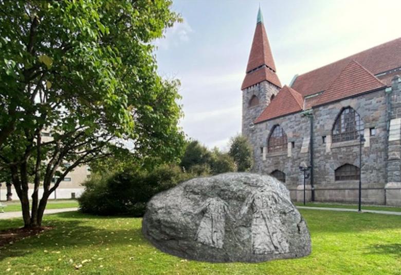 Kuvassa on vihreässä puistossa vasemmalla lehtipuita ja oikealla harmaasta kivesstä rakennetun Tampereen tuomiokirkon sivuseinää.  Keskellä nurmikolla on harmaa iso soikean muotoinen kivi ja siinä on kupeessa kaiverretut kaksi lottahahmoa. 