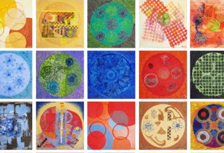 Kuvassa on pieniä ruutuja, joisa kaikissa on erilaisia ja eri värisiä teoksia.  Niitä on poikkiriveissä viisi ja pyystyriveissä kymmenen.