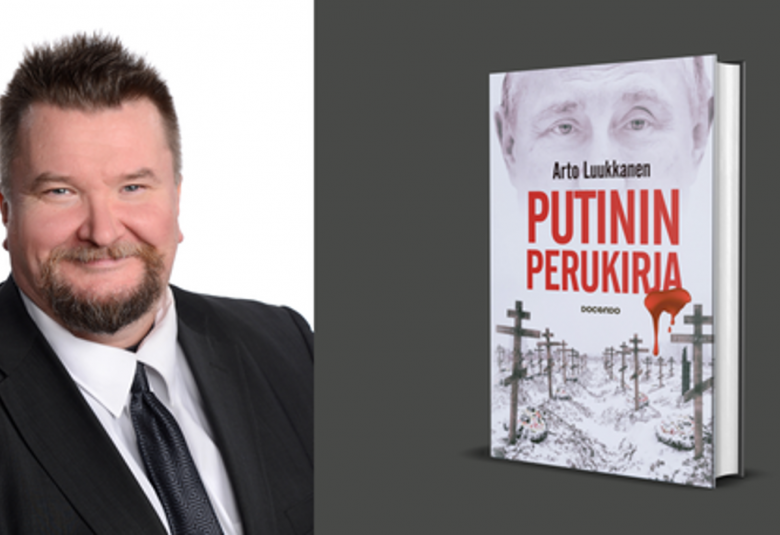 Kuvassa on vasemmalla Arto Luukkasen puolivartalokuva ja hänellä on musta takki ja valkoinen paita päällään sekä musta kravatti. Oikealla on tummalla pohjalla kirjan kansi, jossa on yläreunassa puoliksi Putinin kasvot ja kirjan nimi Putinin perukirja punaisella. Alla on talvista hautausmaata, jossa on vaot ja ristejä rivissä.