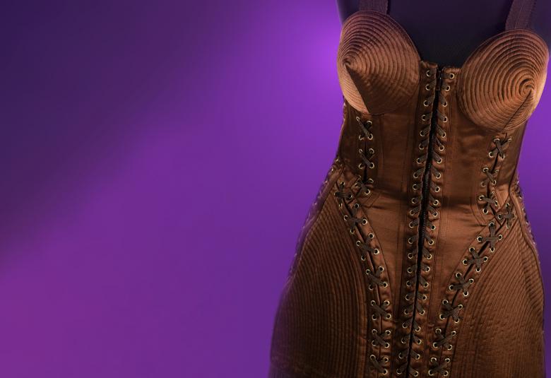  Kuvassa on 1700-luvun puvun vyötäröä, joka on sävyltään vaalean vihertävä ja pienikukkakuvioinen.  Kukat ovat vaaleanpunaisia ja niitä on myös vyötärörypytyksissä.