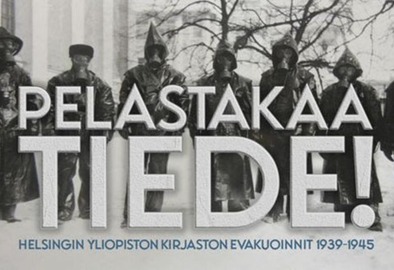 Kuvassa on ihmisiä seisomassa mustissa sadetakeissa ja kaasunaamarit kasvoillaan. Heidän edessää on teksti isoin vaalein kirjaimin  Pelastakaa tiede. Alla on pienemmällä sinisin kirjaimin Helsingin yliopiston kirjaston evakuoinnit 1939-45.