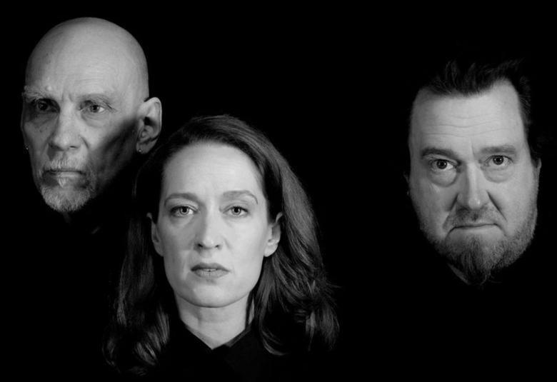 Kuvassa on kasvokuvssa Ari Numminen, Elsa Saisio ja Tero Majamäki ja mustalla pohjalla näkyvät pelkät kasvot musta-valkokuvassa.