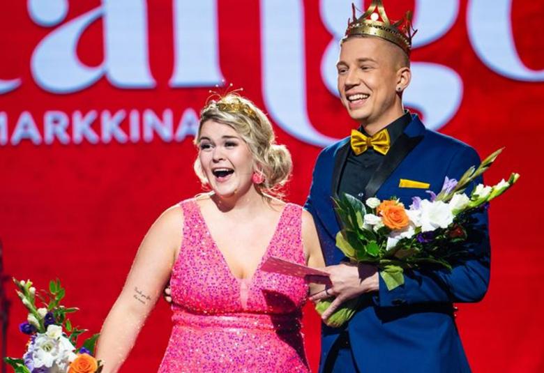 Kuvassa on ovat tangokuninkaalliset Charlotta Paasi pinkissä puvussa ja oikeassa kädessään kukat. Oikella on Pasi Flodström ja hänellä on sininen puku sekä keltainen rusetti ja taskuliina. Taustalla on punaisella pohjalla isolla tango ja pienemmin kirjaimin markkinat.