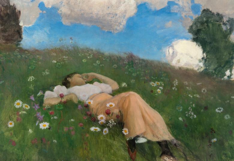 Kuvassa on Saimi Järnefelt valkoisessa puserossa makaamassa ruohikkorinteessä. Takana näkyy sinistä taivasta ja valkoisia poutapilviä.