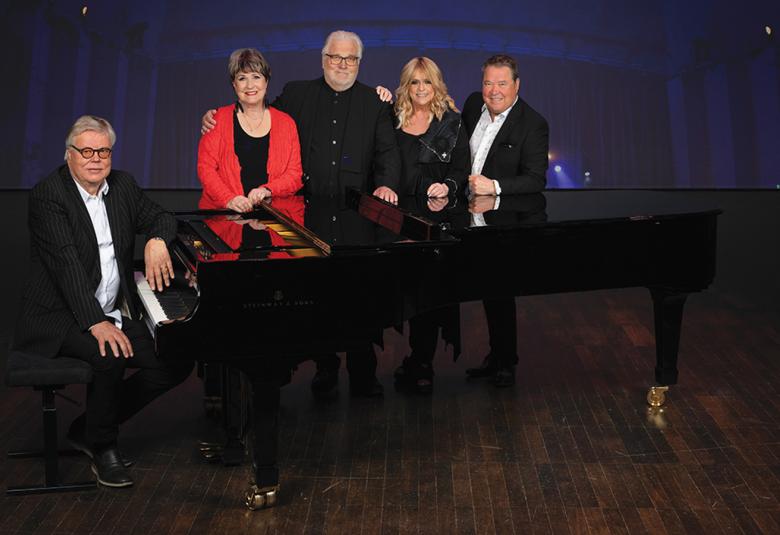 Kuvassa ovat vasemmalla Esa Nieminen istumassa flyygelin ääressämustassa takissa ja valkoisessa paidassa. Seisomassa flyygelin takana ovat Lea Laven punaisessa jakussa ja mustassa paidassa, Kai Hyttinen mustassa paidassa, Marion Rung mustassa mekossa ja Markku Aro mustassa takissa ja valkoisessa paidassa. Tausta on tumman sininen.