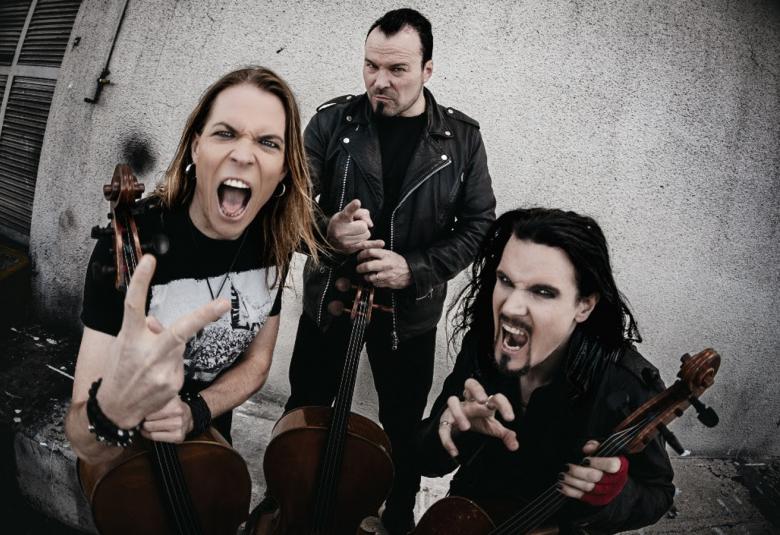 Kuvassa ovat kolme Apocalyptican jäsentä siten, että Eicca Toppinen on vasemmalla ja Perttu Kivilaakso oikealla ja molemmilla on suu auki. Takana on Paavo Lötjönen seisomassa.  Kaikilla on mustat vaatteet. Tausta on harmaa ja kuva on kupera.