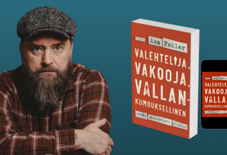 Kuvassa on vasemmalla Axa Fahler puolivartalokuvassa ruskearuudullinen paita päällään ja ruskea lippalakki päässään. Oikealla on kirjan kansi ja siinä ruosteen ruskealla pohjalla nimi Valehtelija, vakooja, vallankumouksellinen. Tausta on tumman sini-harmaa.