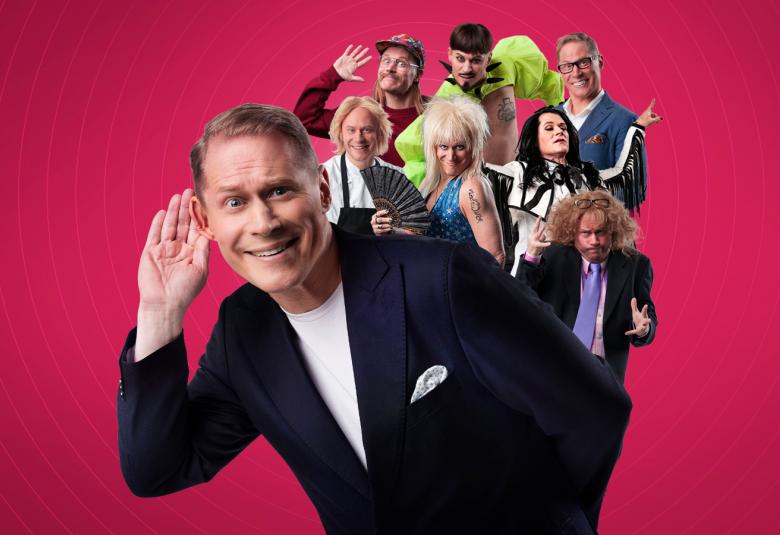 Kuvassa on keskellä eteenpäin kumartuneena ja oikea käsi korvan juuressa kuulostelemassa. Hänellä on musta takki ja valkoinen t-paita. Takan näkyy erilaisia hahmoja kuten Michael Monroe, Käärijä jne. Tausta on punainen.