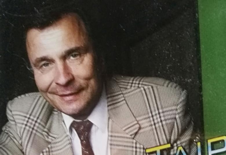 Kuvassa on Reijo Taipale kasvokuvassa ja kuvassa näkyvät hartiat.  Taipaleella on ruskean ruudullinen puvuntakki ja ruskea kravatti.  Tausta on tumma ja vasemmalla on vihreää. Kuva on osa levyn kannesta.