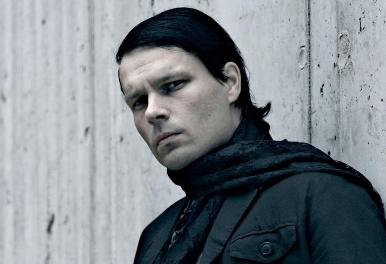  Kuvassa on Sami Makkonen puolivartalokuvassa. Hänellä on tummat lyhyet hiukset ja tumma takki sekä poolopaita päällään. Taustalla on harmaata seinää.