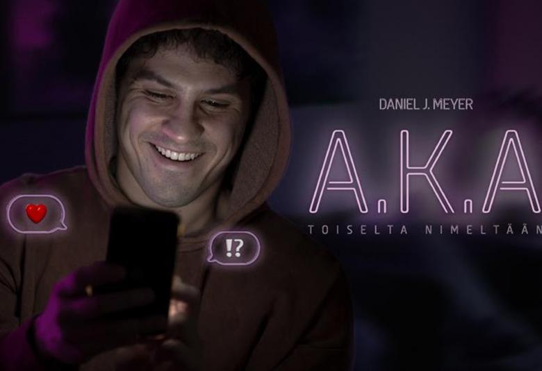 Kuvassa on Carlos Orjuelan kasvot ja kuvan sävy on tumma. Kasvot näkyvät tummasta.  Vieressä on isoin kirjaimin A.K.A.