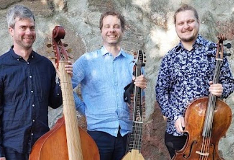 Kuvassa on Violoncello Napoletanon kolme miessoittajaa, joista oikean puoleisella on sininen paita, keskuimmäisellä vaalean sininen ja oikean puoleisella sini-valkoinen kuviollinen paita. Heillä on soittimensa sello, ja viulut kädessään. Taustalla on harmaata kiviseinää.