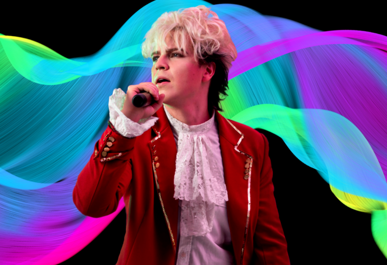 Kuvassa on Erik Kraemer ja hänellä on punainen takki sekä valkoiset röyhelöt hihoissa ja kauluksessa Taustalla on erivärisiä aaltokuvioita mustalla pohjalla. 