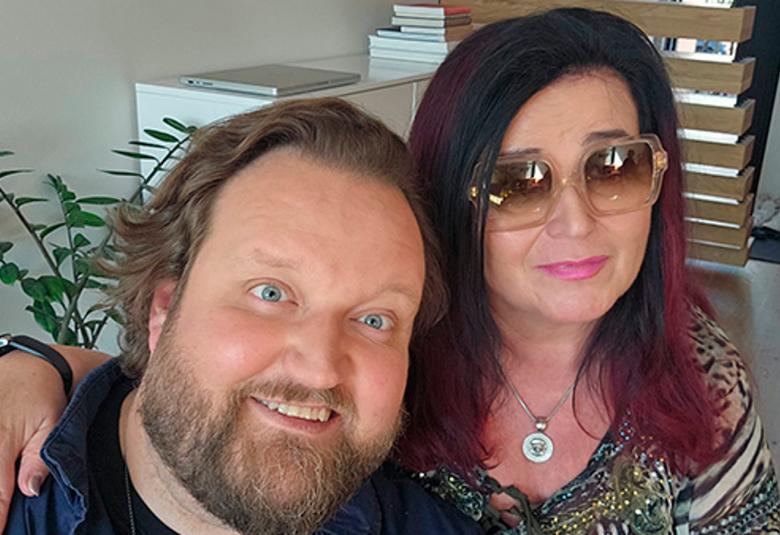 Kuvassa ovat kasvokuvassa Sami Hedberg vasemmalla ja Meiju Suvas oikealla aurinkolasit päässään.  Hedbergillä on leukapartaa. Taustalla on viherkasvi ja valkoista hyllyä.